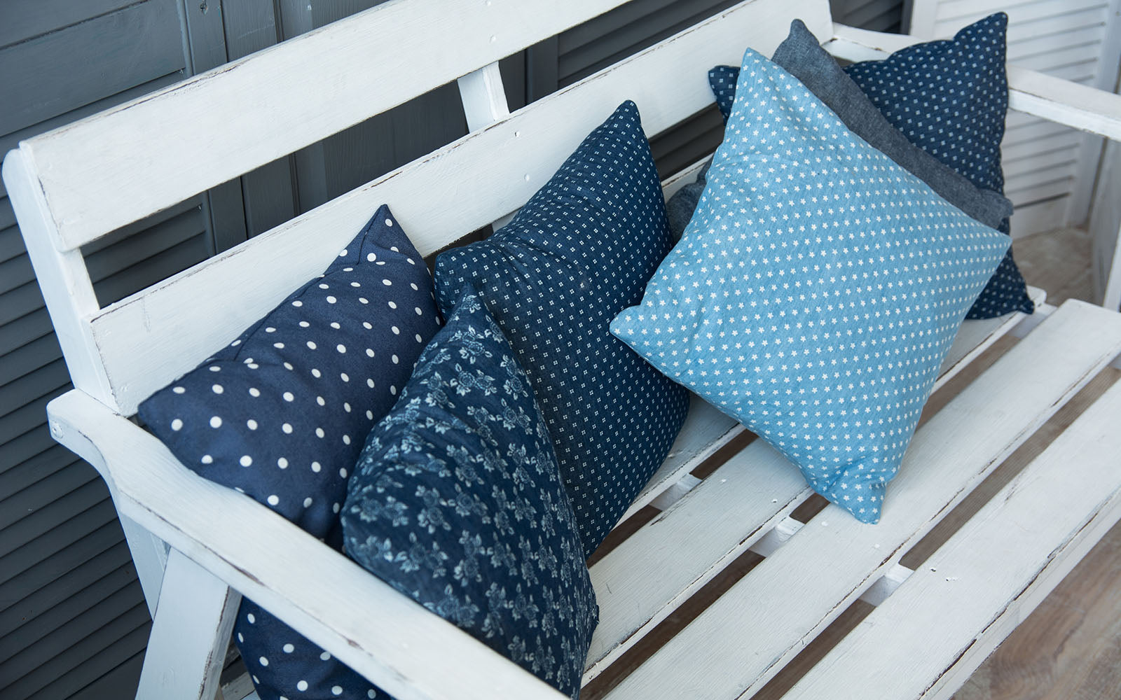 How to Choose the Perfect Outdoor Throw Pillow for Every Season